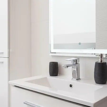 Inpoint Mogilska Tower View Near Tauron Arena Self Check-in Apartament *